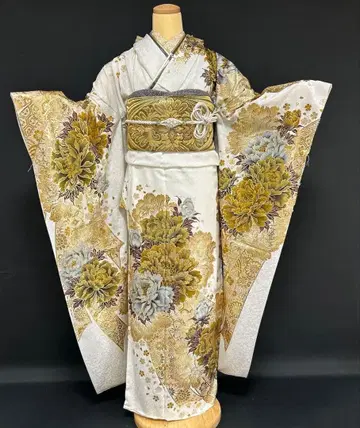 고져스 화이트 베이스에 금색 모란과 노시 후리소데 풀세트