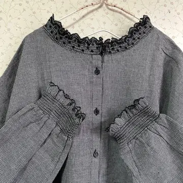 사만사 모스모스 레이스 셔링 2WAY 블라우스 차콜