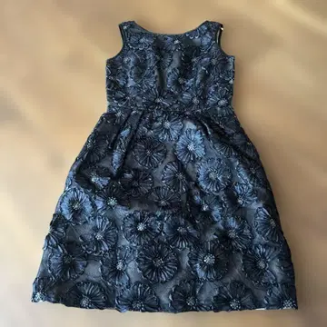 꽃무늬 자수 슬리브리스 무릎 기장 원피스