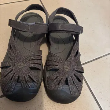 keen 그레이 스트랩 샌들