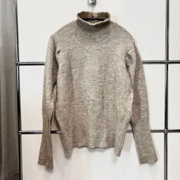 연한 그레이 터틀넥 니트 스웨터