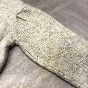 연한 그레이 터틀넥 니트 스웨터