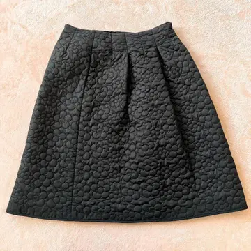 [ 새상품급 ] 엠즈 그레이시 블랙 꽃무늬 퀼팅 플레어 스커트 무릎 기장