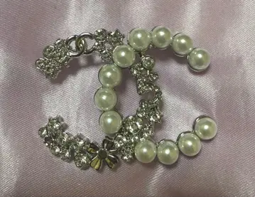 펄과 크리스탈의 C형 브로치