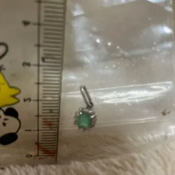 에메랄드 그린 컬러 장식 참