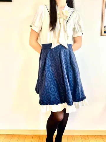 리본 포함 네이비와 화이트의 무릎 기장 원피스