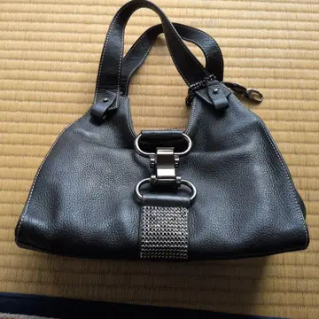 이타리야 블랙 가죽 숄더백 메탈 장식 포함