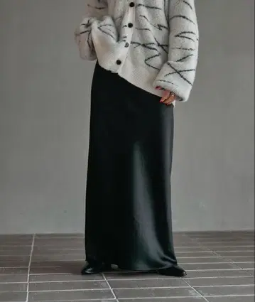 [택 포함 새상품] LEPSIM 스트레치 새틴 스커트 블랙 TALL