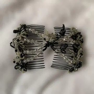 컴플렉스 비즈 블랙과 투명 비즈의 헤어 클립