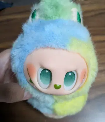 러브 퍼 소재의 귀 달린 이어커프 (그라데이션 그린 계열)