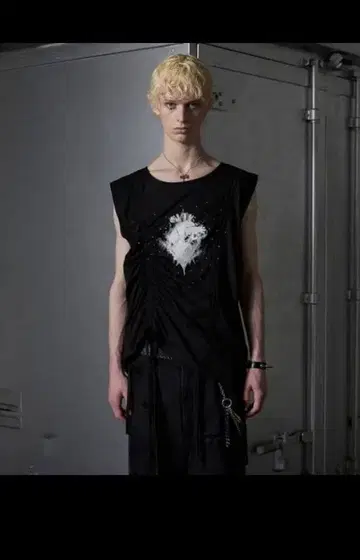 Grancy 셔링 디자인 큐빅 그래픽 슬리브리스 T S