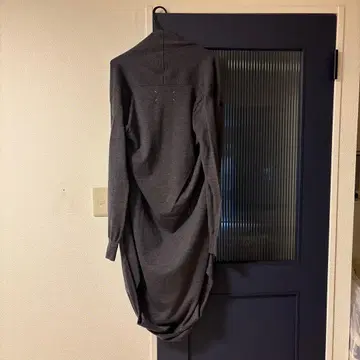 다크 그레이 버튼 달린 롱 가디건