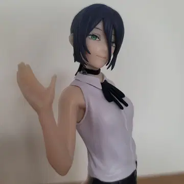 피규어 화이트 상의 블랙 스커트