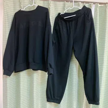 블랙 맨투맨 셋업 로고