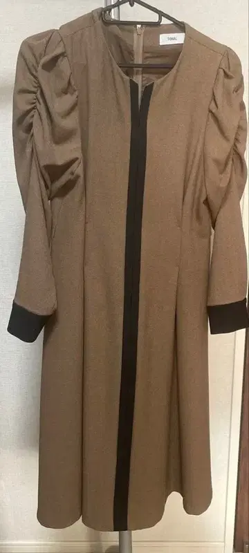 TONAL 웜 트윌 바이컬러 프론트 원피스 브라운 고급.