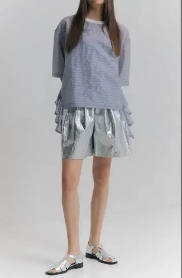 NOISEMAKER 메탈릭 턱 숏팬츠