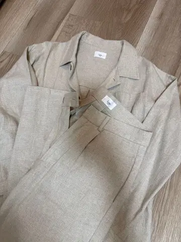 림 도쿄 베이지 버튼 셔츠와 팬츠 셋업