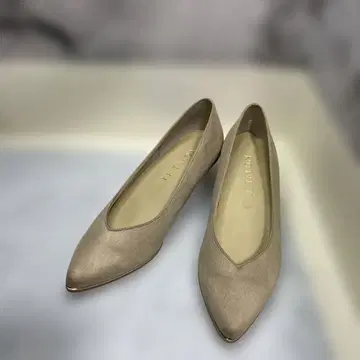 LE TALON 베이지 스웨이드 3.5cm 메탈 라인 웨지 펌프스