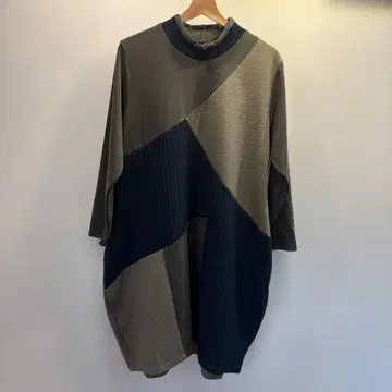 비대칭 디자인 터틀 코쿤 이소재 절개 튜닉 카키