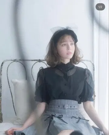 howmeni. 프릴 스탠드 카라 블라우스 (블랙)