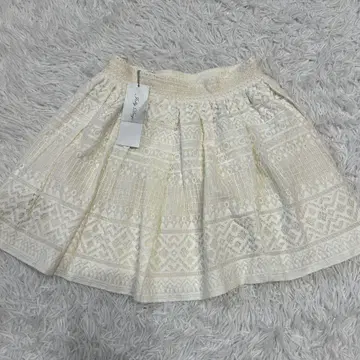 새상품 조리부티크 레이스 자수 무릎 위 플레어 스커트 아이보리