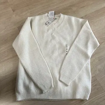 수플레얀 3D 니트 화이트 V넥 스웨터 M 사이즈