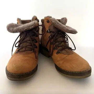 브라운 스웨이드 하이컷 부츠