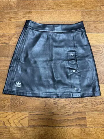 adidas 블랙 인조 가죽 스커트