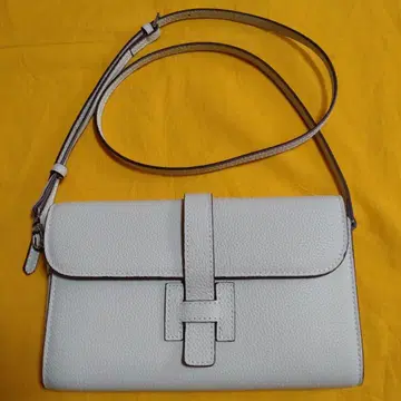 화이트 플랩식 숄더백