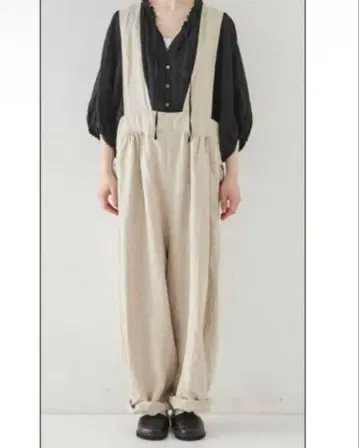 네스트로브 V넥 프릴 블라우스