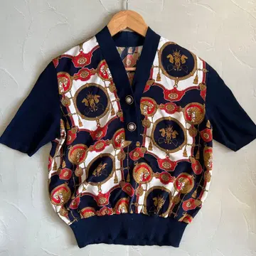 하나뿐인 스카프 패턴 절개 상의 반팔 풀오버 골드 버튼 레트로