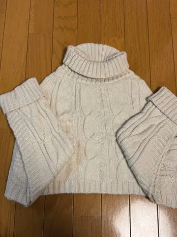 아이보리 케이블 짜임 터틀넥 스웨터