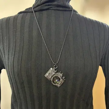 블랙스톤 카메라형 목걸이