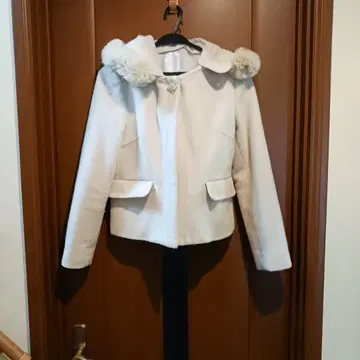 패턴 피오나 코트 화이트 퍼 더플 양산