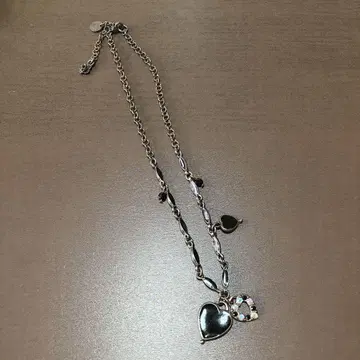 블랙 하트형 참 목걸이