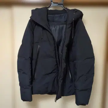 블랙 다운 자켓 후드 부착