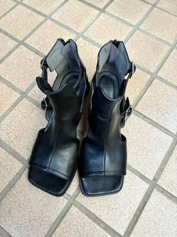 HARE 디자인 컷 부츠 (힐 라메)