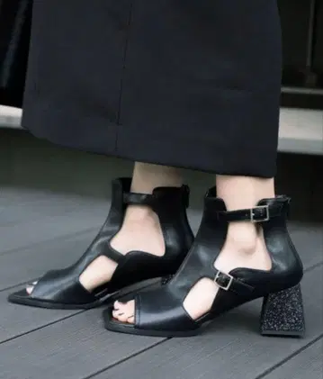 HARE 디자인 컷 부츠 (힐 라메)