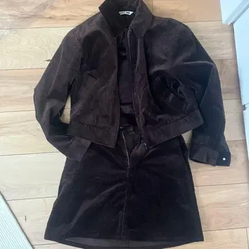 코듀로이 자켓과 스커트 셋업