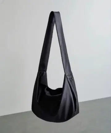 CALLNE 테크 하프문 숄더 Synthetic leather