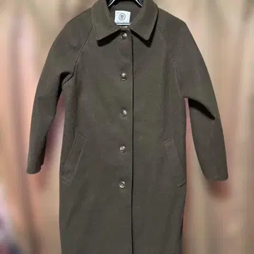 브라운 버튼 달린 롱 코트