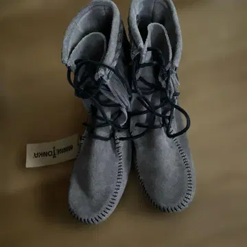 미사용 새상품 미네통카 프린지 달린 그레이 스웨이드 부츠