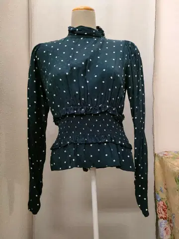 노아 NORR 네이비 도트 하이넥 블라우스