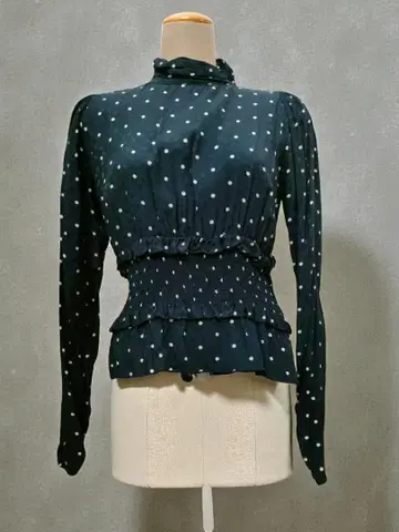 노아 NORR 네이비 도트 하이넥 블라우스