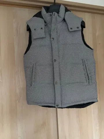 컴시즘 하운드투스 패턴 후드 부착 다운 베스트