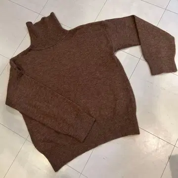 브라운 터틀넥 스웨터 원사이즈