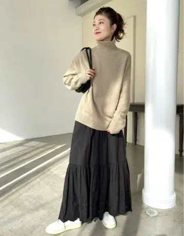 스픽앤스팬 백 슬릿 터틀넥 니트 베이지 [새상품급]