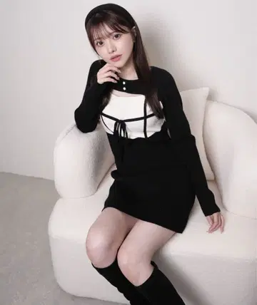 LIP SERVICE 데콜테 오픈 바이컬러 리본 니트 원피스