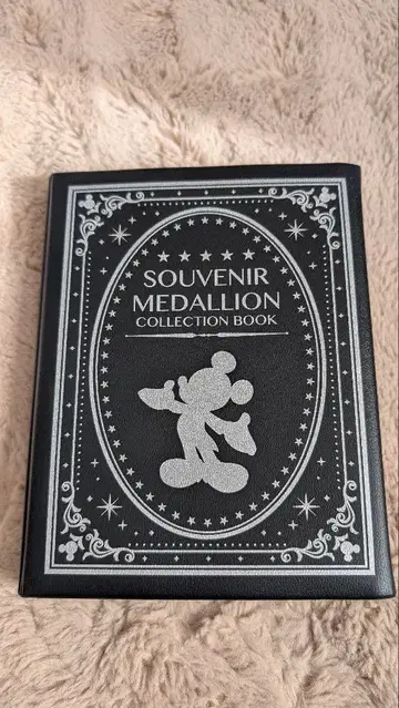 도쿄 디즈니 수베니어 메달 컬렉션 북 (60개용) 및 메달 (31개)