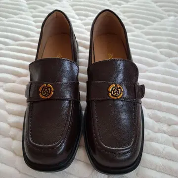 다크 브라운 로퍼 골드 장식